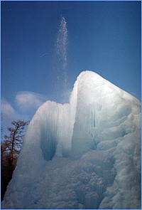 Ледяной фонтан Зюраткуля